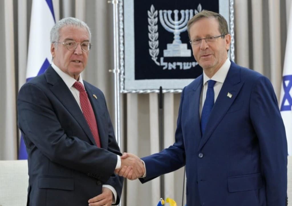 Ambassador Gabriel Zaliasnik of Chile with President Isaac Herzog of Israel